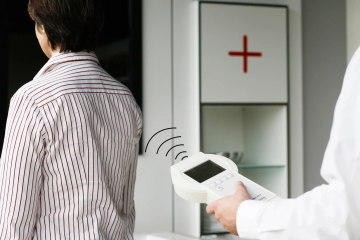 The IMS heart sensor system involves implanting battery-free miniature sensors (Photo: Fraunhofer IMS)