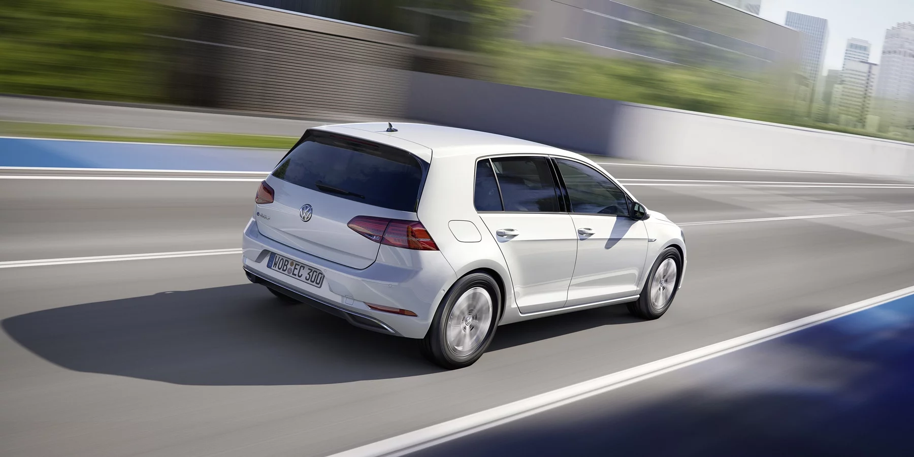 The 2017 VW e-Golf produces 134 hp (100 kW) and 214 lb-ft (290 Nm) of torque