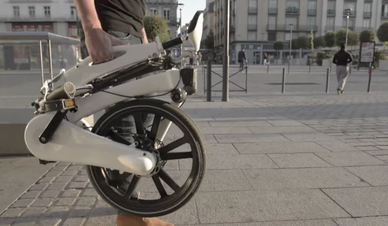 The bike features a carry handle in its seat post