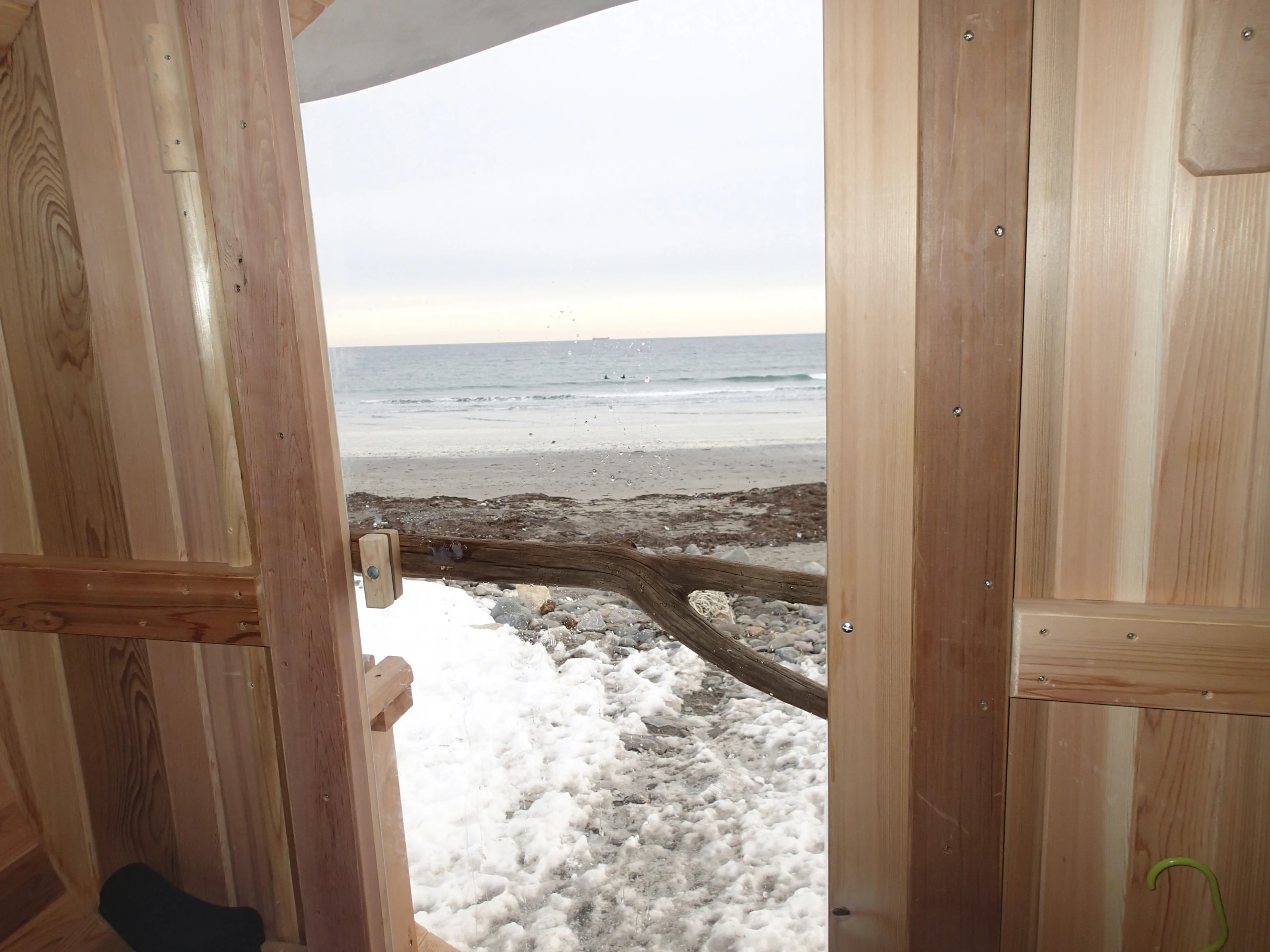The wood used for construction is hard-wearing rot-resistant Western Red Cedar wood (Photo: Surf Sauna)