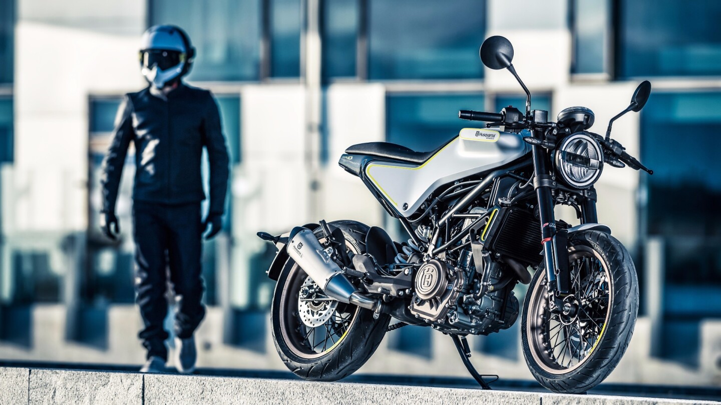 Husqvarna's 401 Vitpilen uses the same 44 hp 375cc single cylinder motor deployed in the KTM Duke. Not surprisingly, suspension at both ends is handled by WP units.