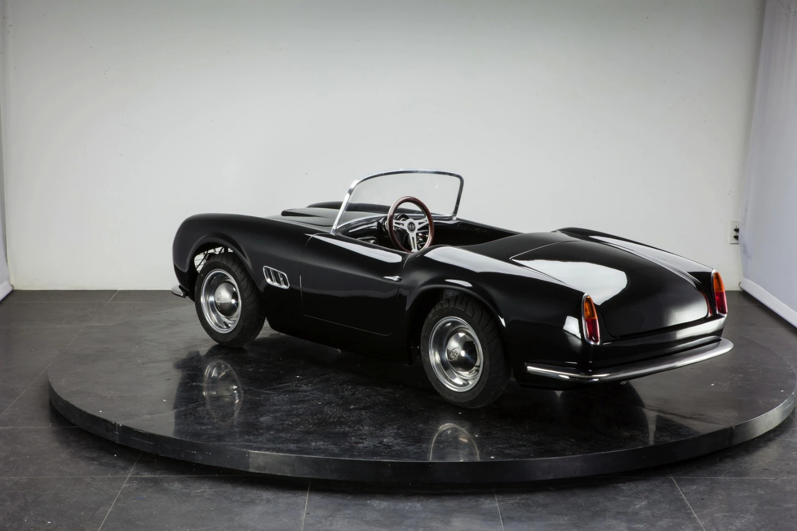 Harrington Group's 250 California Spyder retails for £7,999, US$12,399 or €11,299 depending on the customer 's preferred currency, with shipping costs on top of that