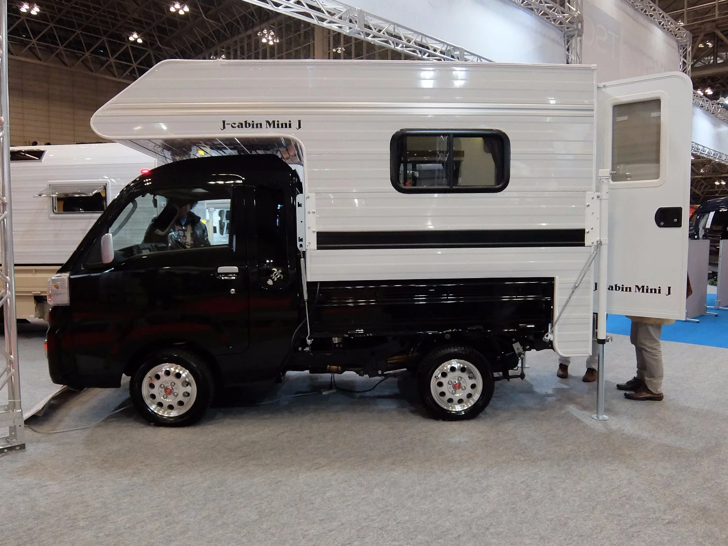 The demount-able J-Cabin Mini J by Mystic shown on the back of a Daihatsu K-Pick-up. It can sleep 2 people.