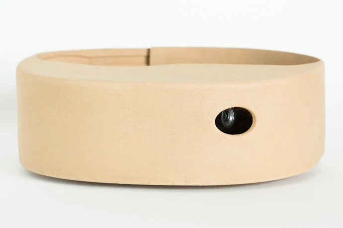 Intel's smart belt processes the data from the glasses, visualizes it and with a built-in Pico projector, throws it onto a wall for all to see