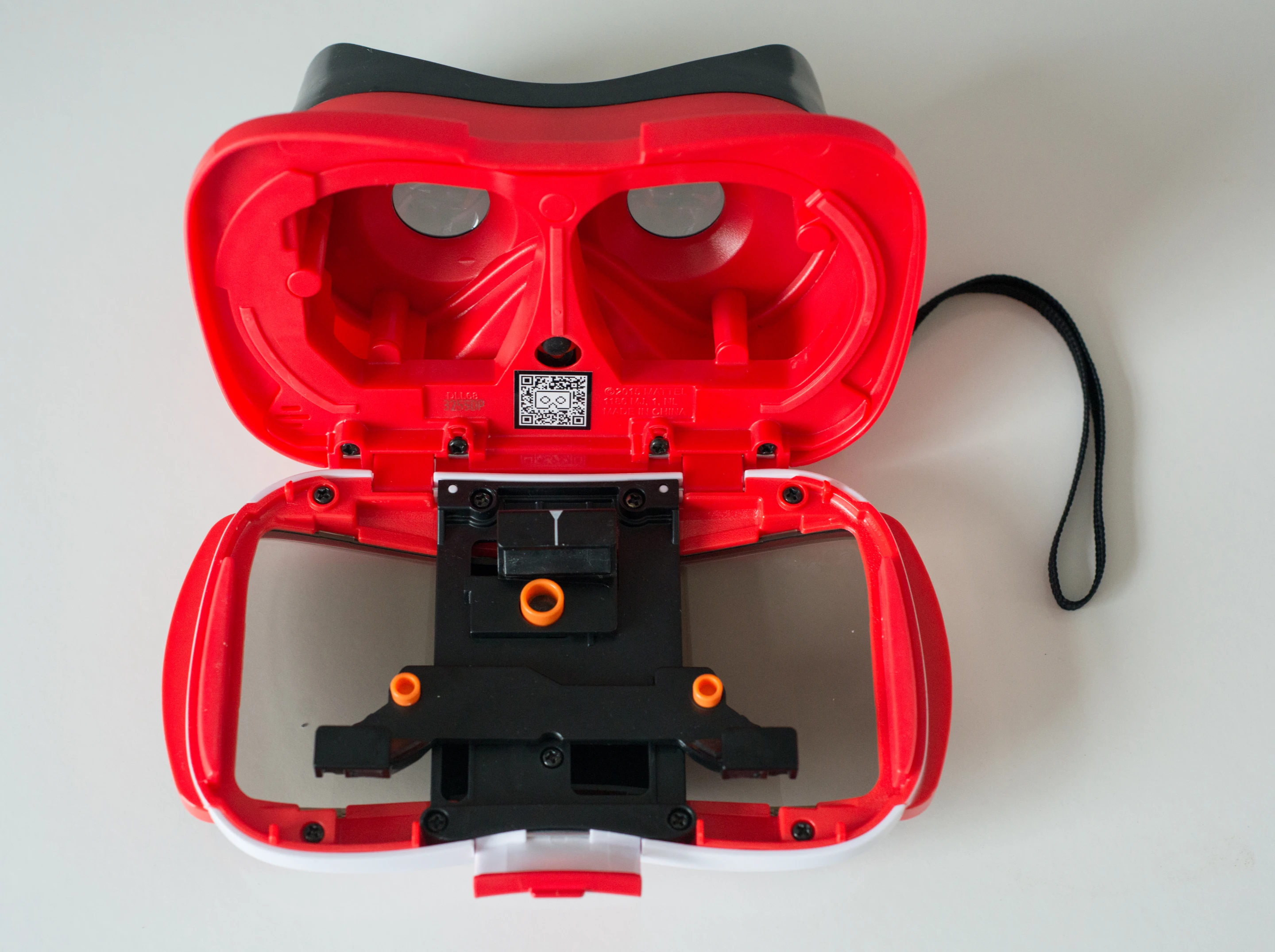 There are no sensors inside the Mattel View-Master VR