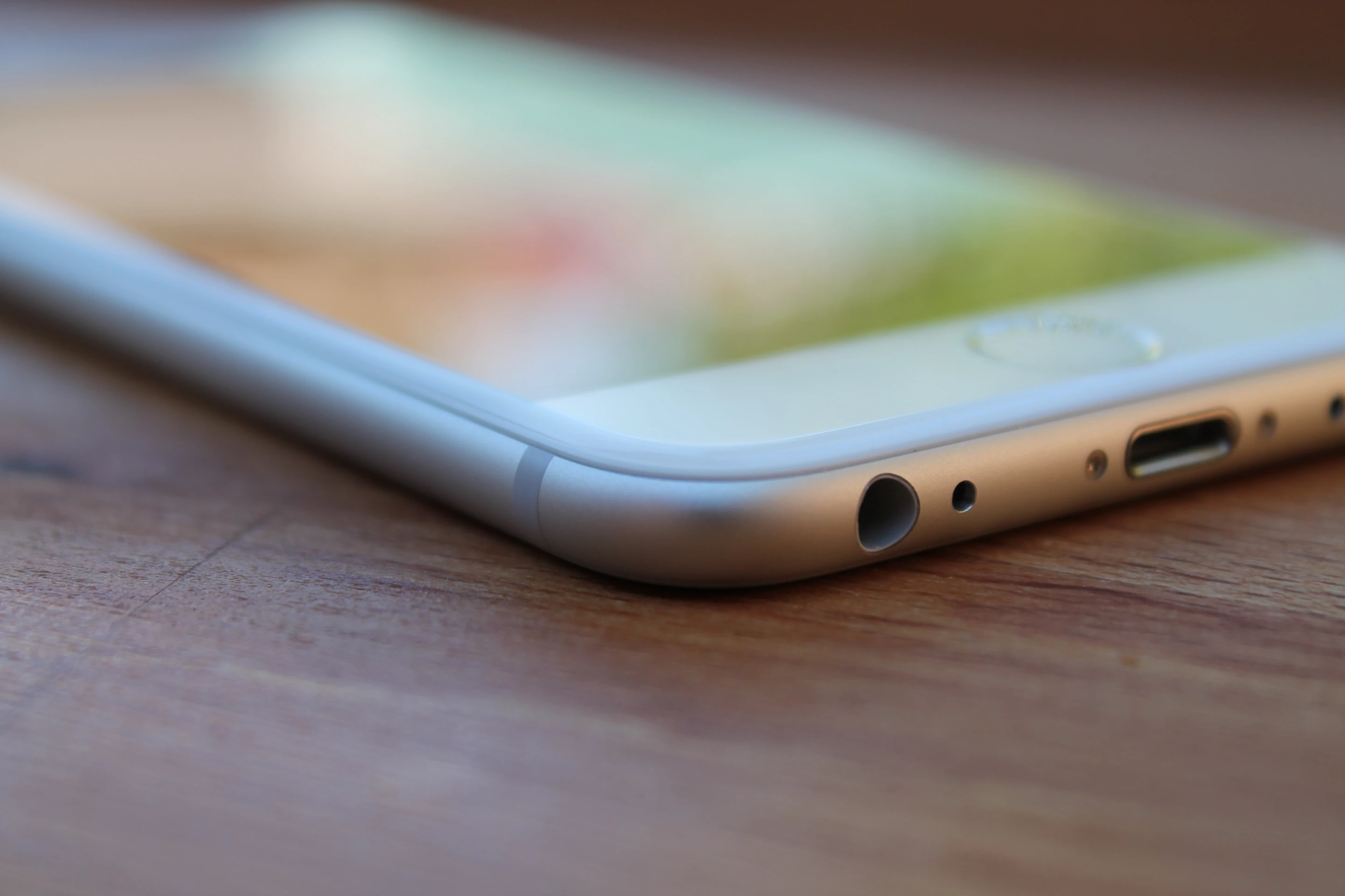 Even the glass panel has rounded edges (Photo credit: Eric Mack/Gizmag.com)