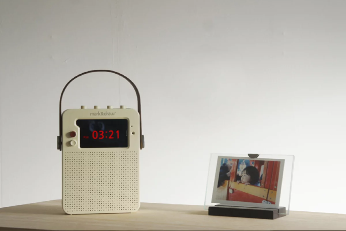 Compatible with iPhone 4, 4S, 5 and 5S, i Ready O is designed to turn your old iPhone into a retro-styled radio