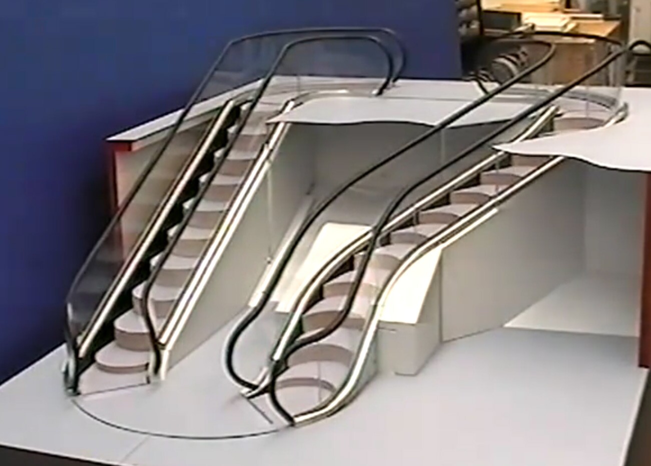 Levytator – the curvy, energy-saving escalator