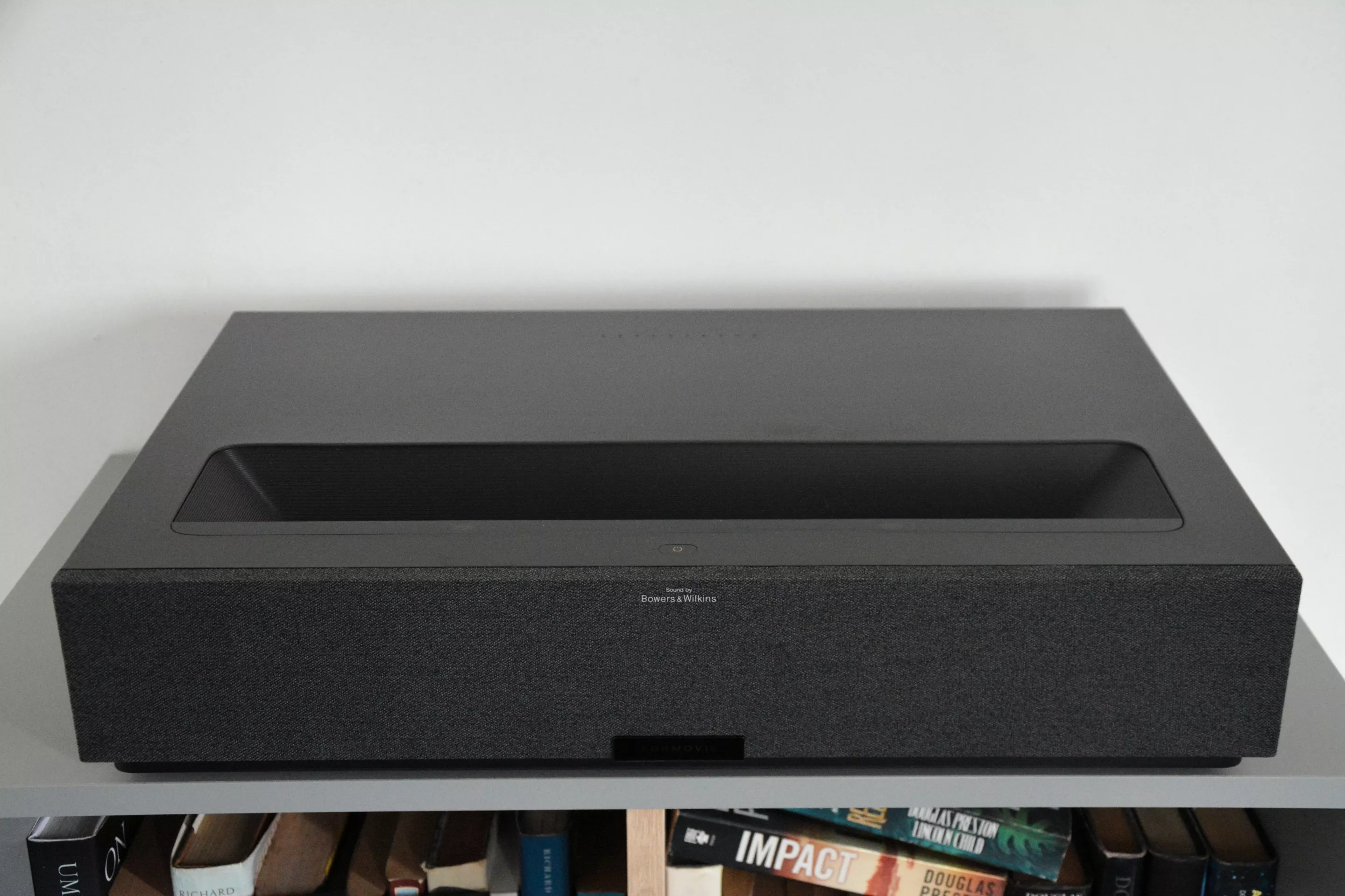 The stylish Theater Premium measure 550 x 349.2 x 107.5 mm and weighs in at 9.8 kg