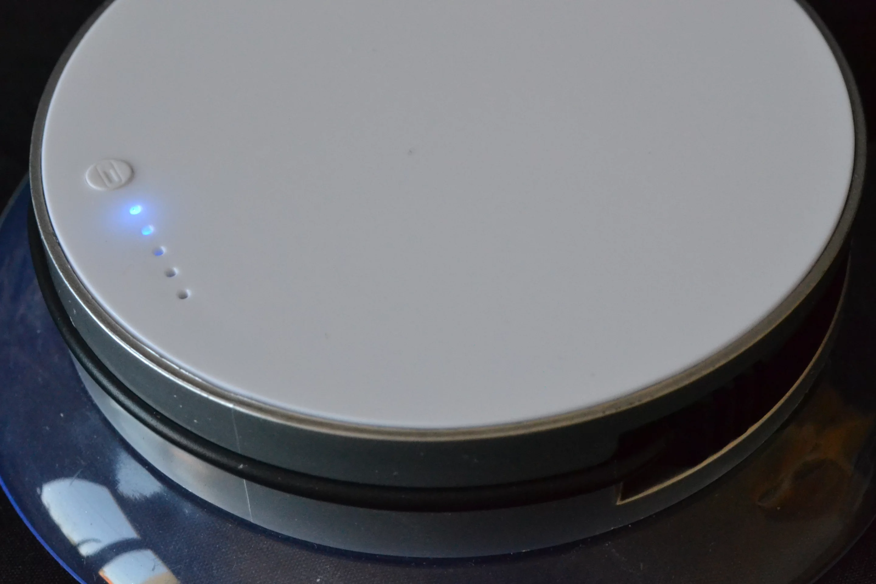 The bright white upper face is home to five small LED lights, the four blue ones indicating charge status