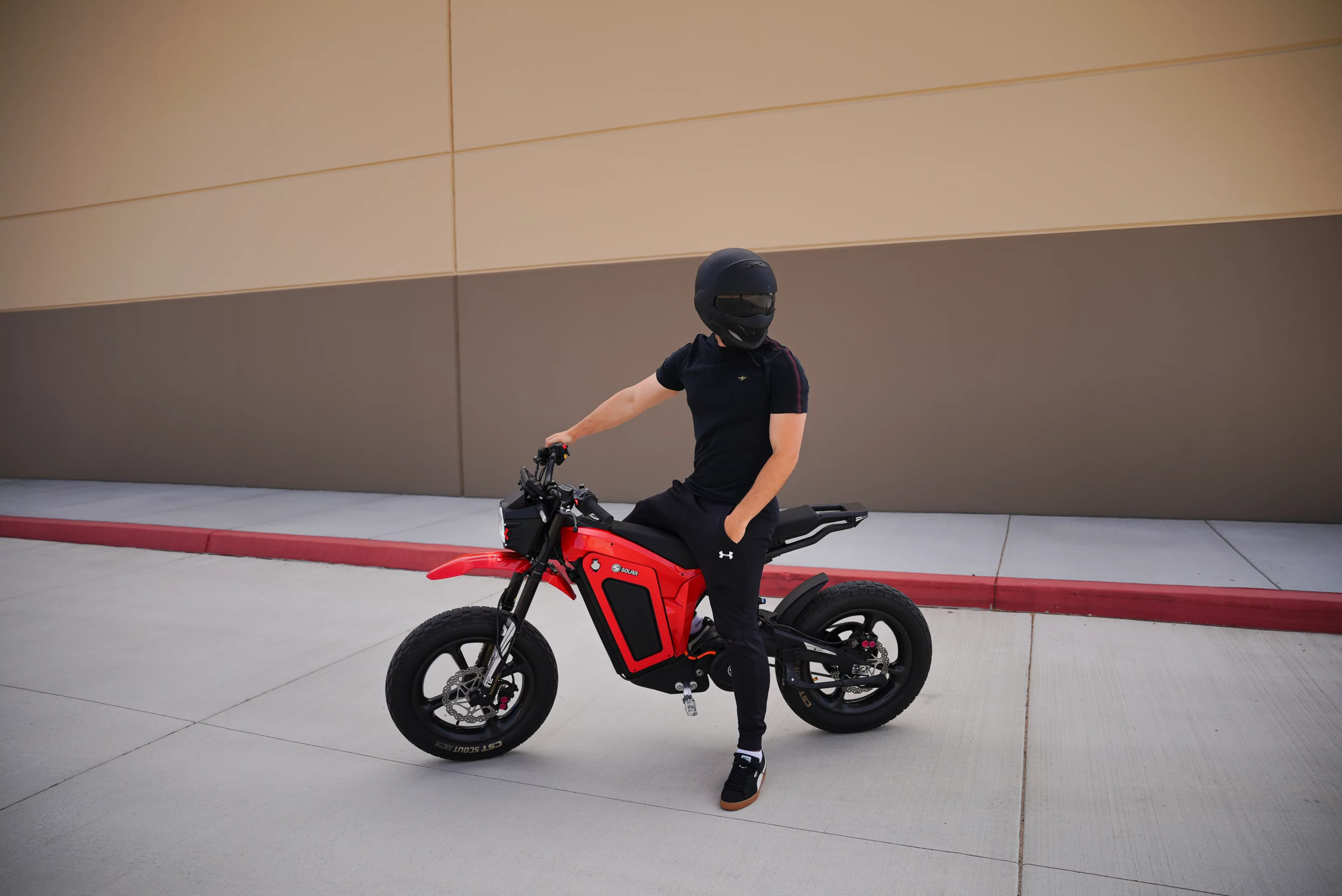 The Solar E-Clipse 2.0 Race Edition can be optioned with enduro, super moto or full carbon wheels