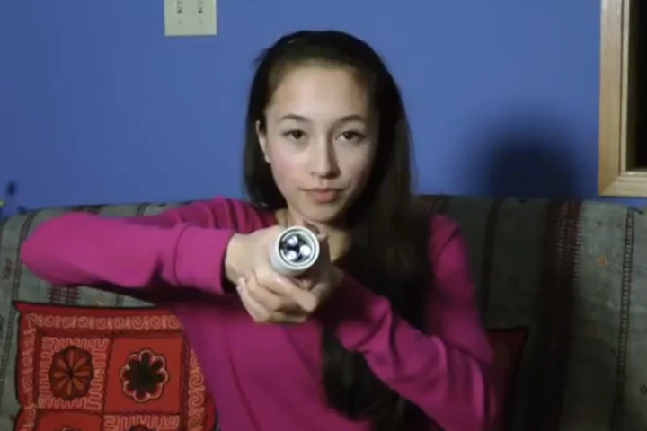 Canadian high school student Ann Makosinski demonstrating her body-heat powered Hollow Flashlight