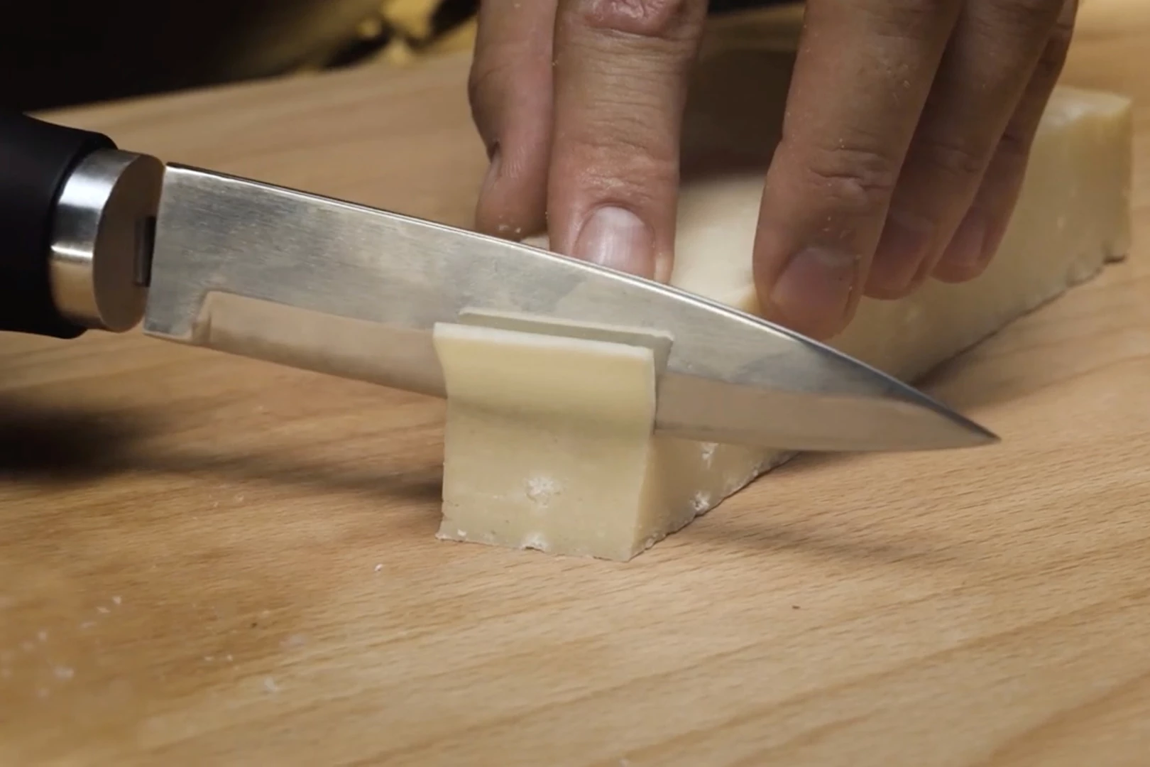 The 369Sonic's blade vibrates at a frequency of 40,000 to 50,000 times per second