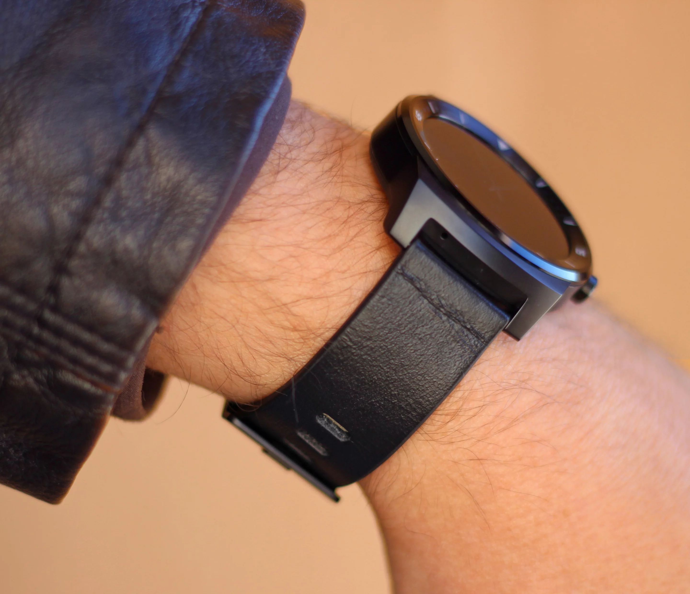The G Watch R doesn't stick up as far off your wrist as the Moto 360 does (Photo: Will Shanklin/Gizmag.com)