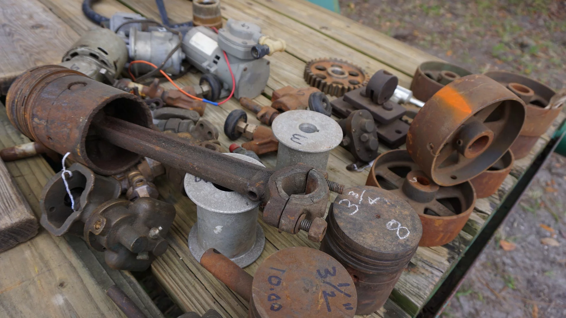 Distinctive long connecting rods and really tall pistons hit-and-miss engines use seem strange in modern context