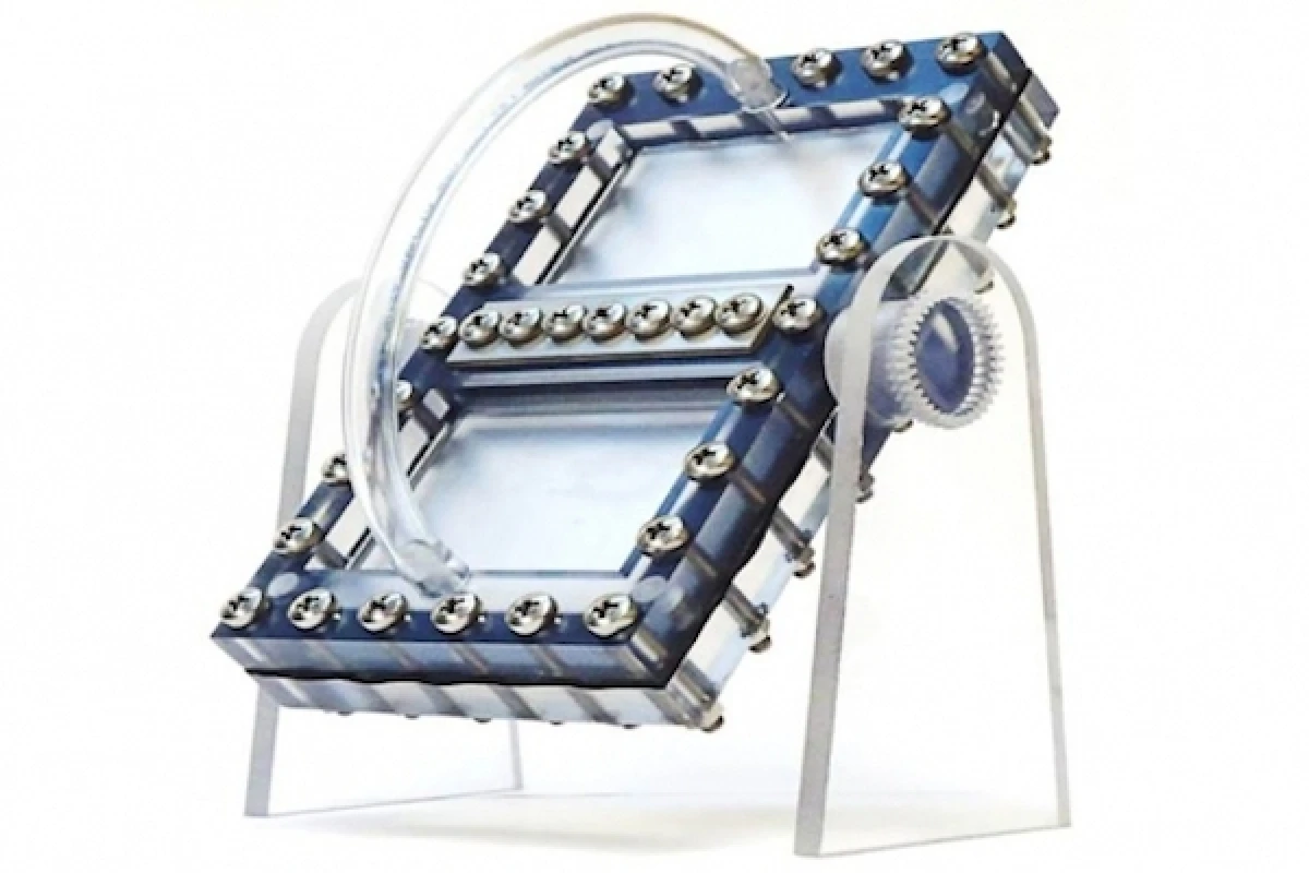 A new liquid battery prototype functions like an hourglass and could simplify the manufacturing process and use of liquid flow batteries