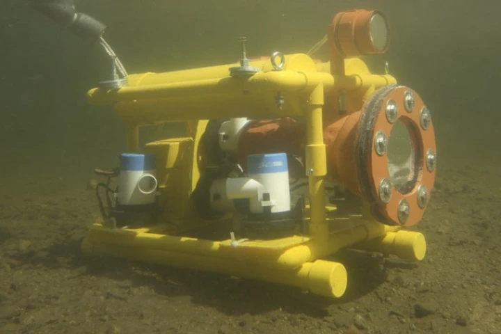 "Build Your Own Underwater Robot" teaches children - and adults - how to build the SeaPerch and SeaFox submersibles (Photo: Leonard Whistler)