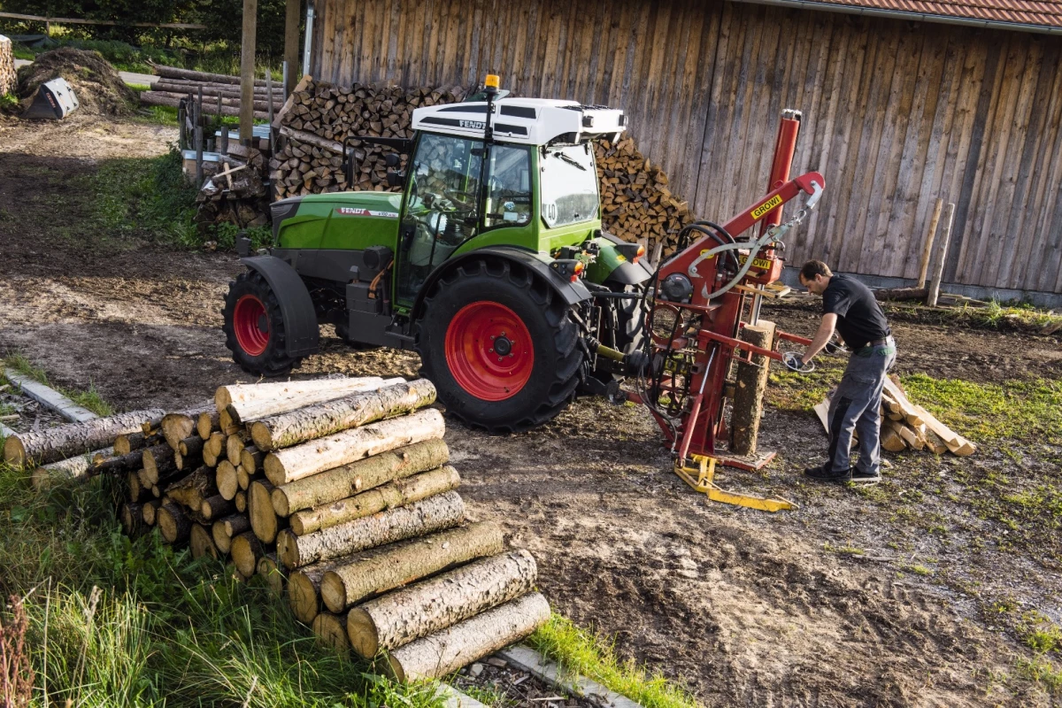 The Fendt e100 Vario offers a low-maintenance, energy-efficient, quiet and emissions-free compact tractor that is more cost-efficient to run than petrol- or diesel-powered tractors.