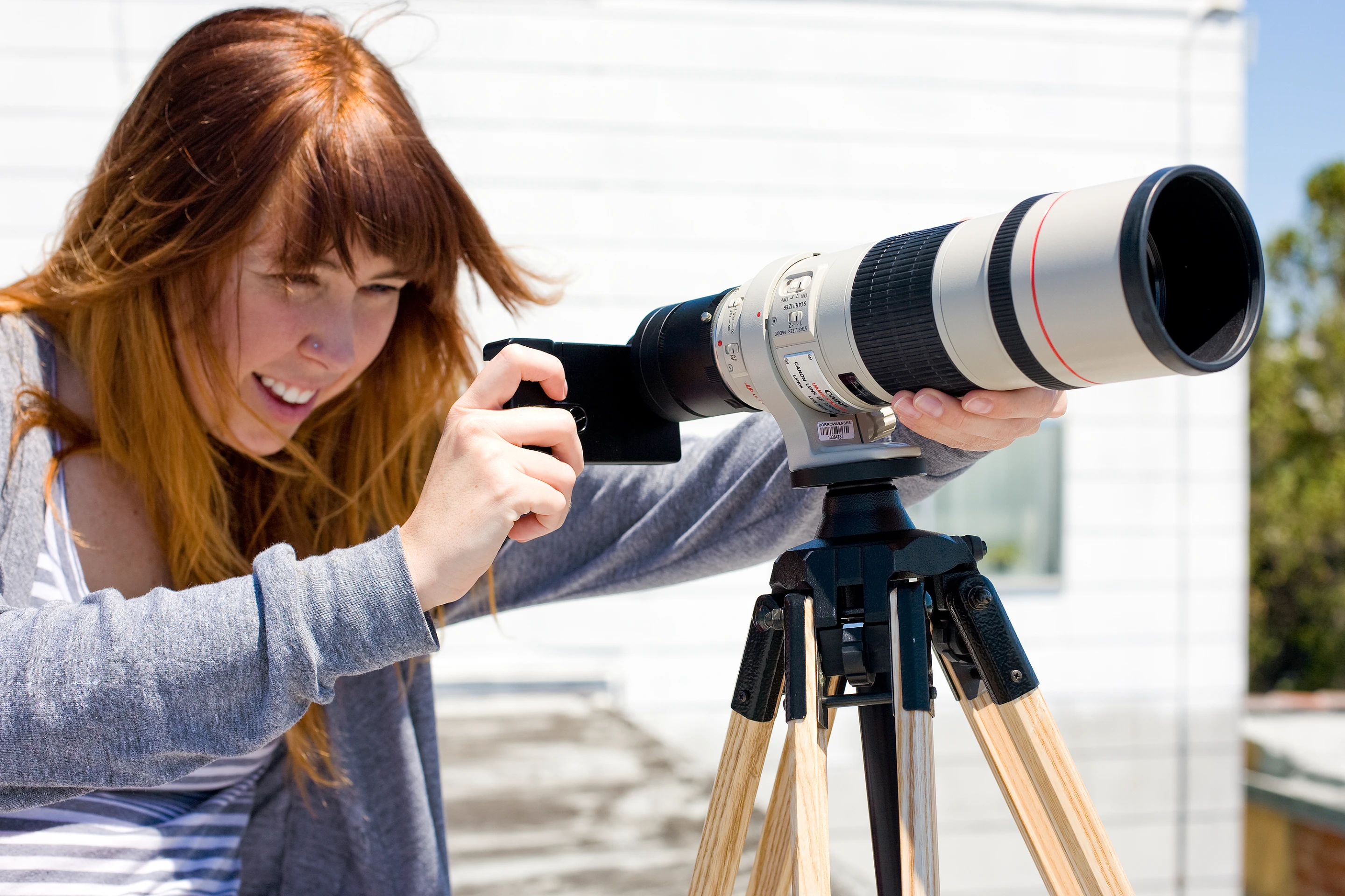 The iPhone SLR mount being used with a monster Canon lens (Photo: Photojojo)
