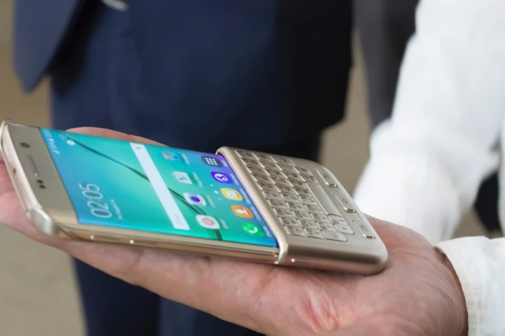Gizmag goes hands-on with BlackBerry's, erm, Samsung's QWERTY keyboard cover for the latest Galaxy phones