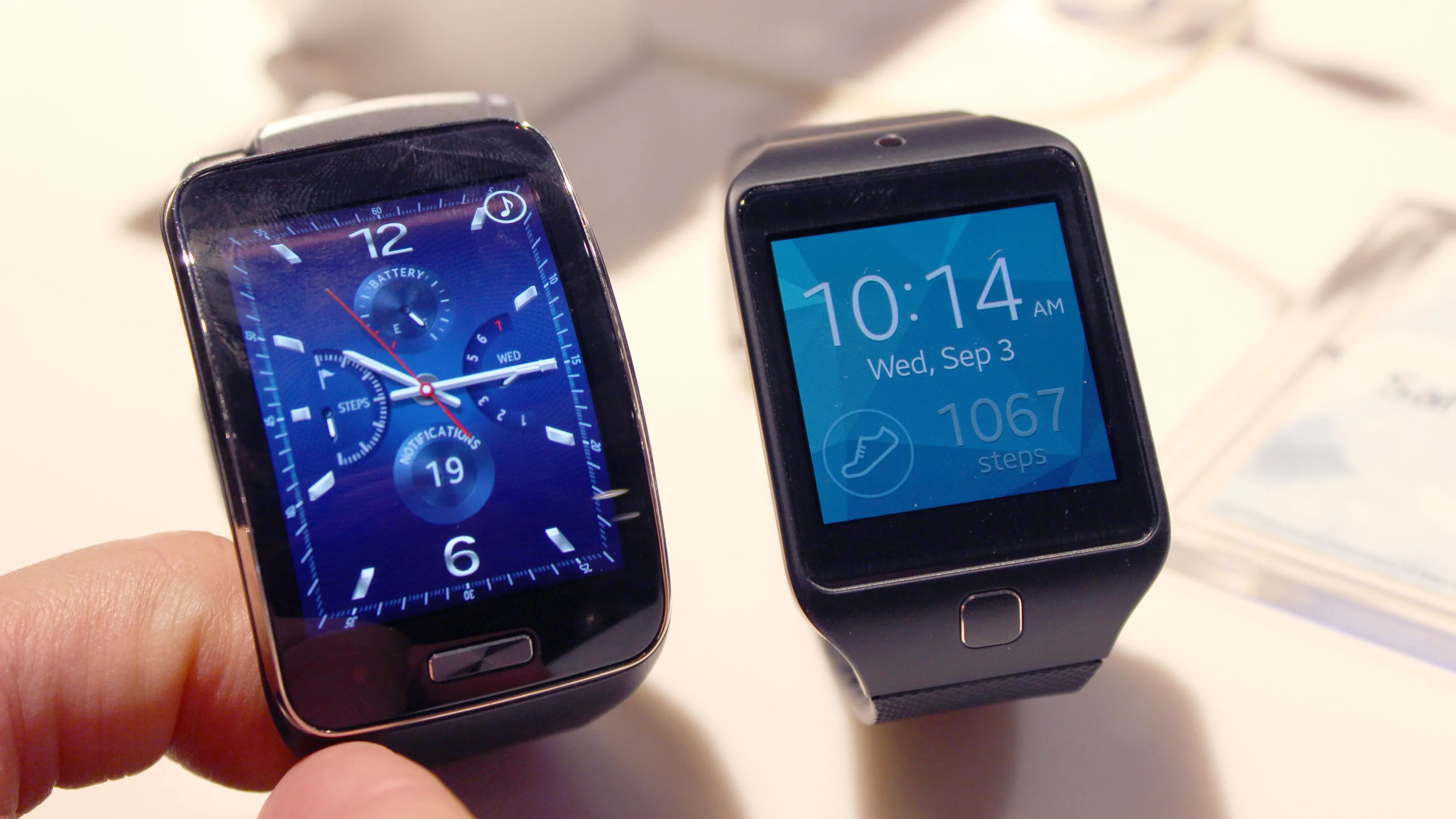 Samsung Gear S with the Gear 2 Neo (Photo: Will Shanklin/Gizmag.com)