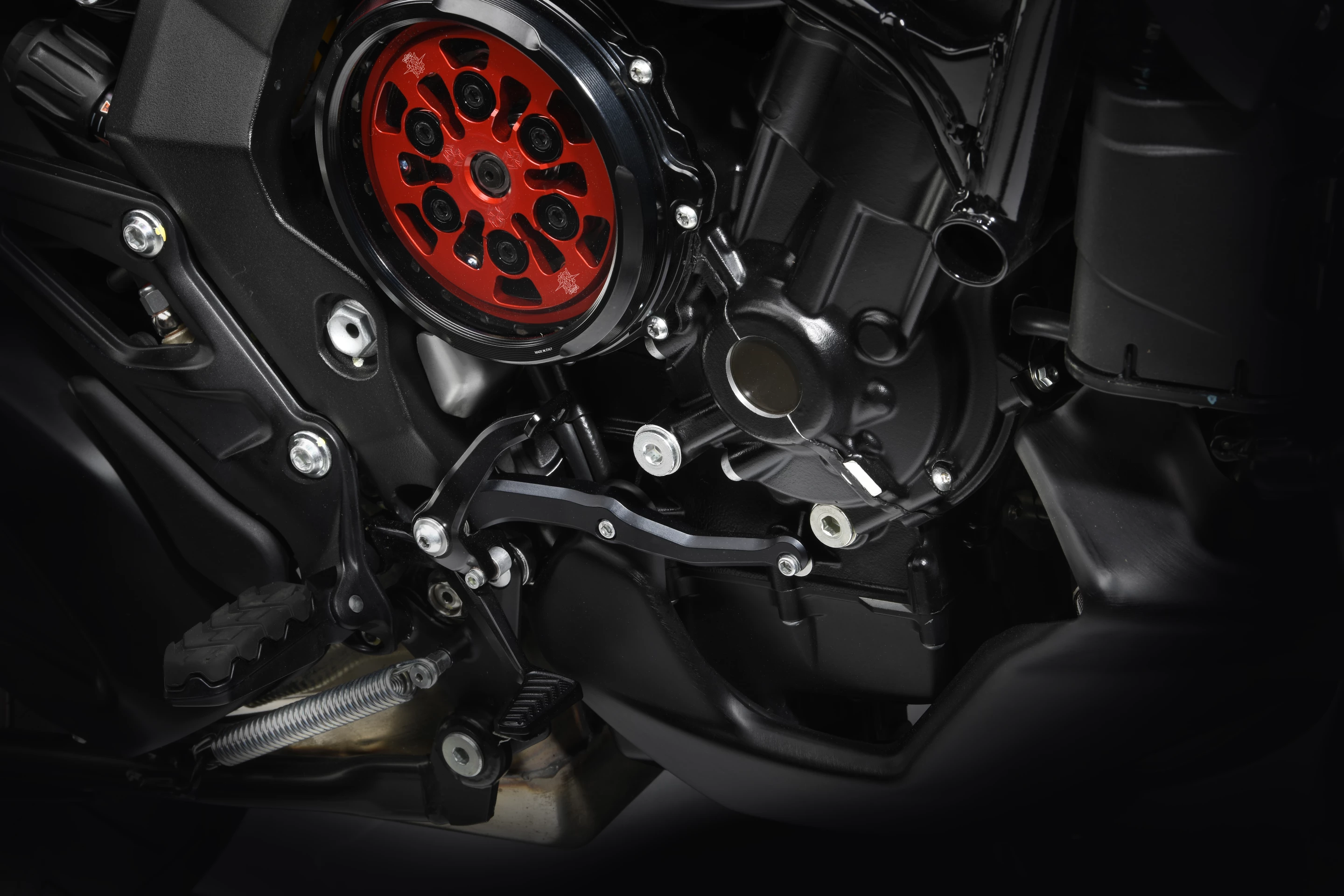 MV Agusta Turismo Veloce Lusso SCS: anodized red clutch basket denotes this is the Special Clutch System