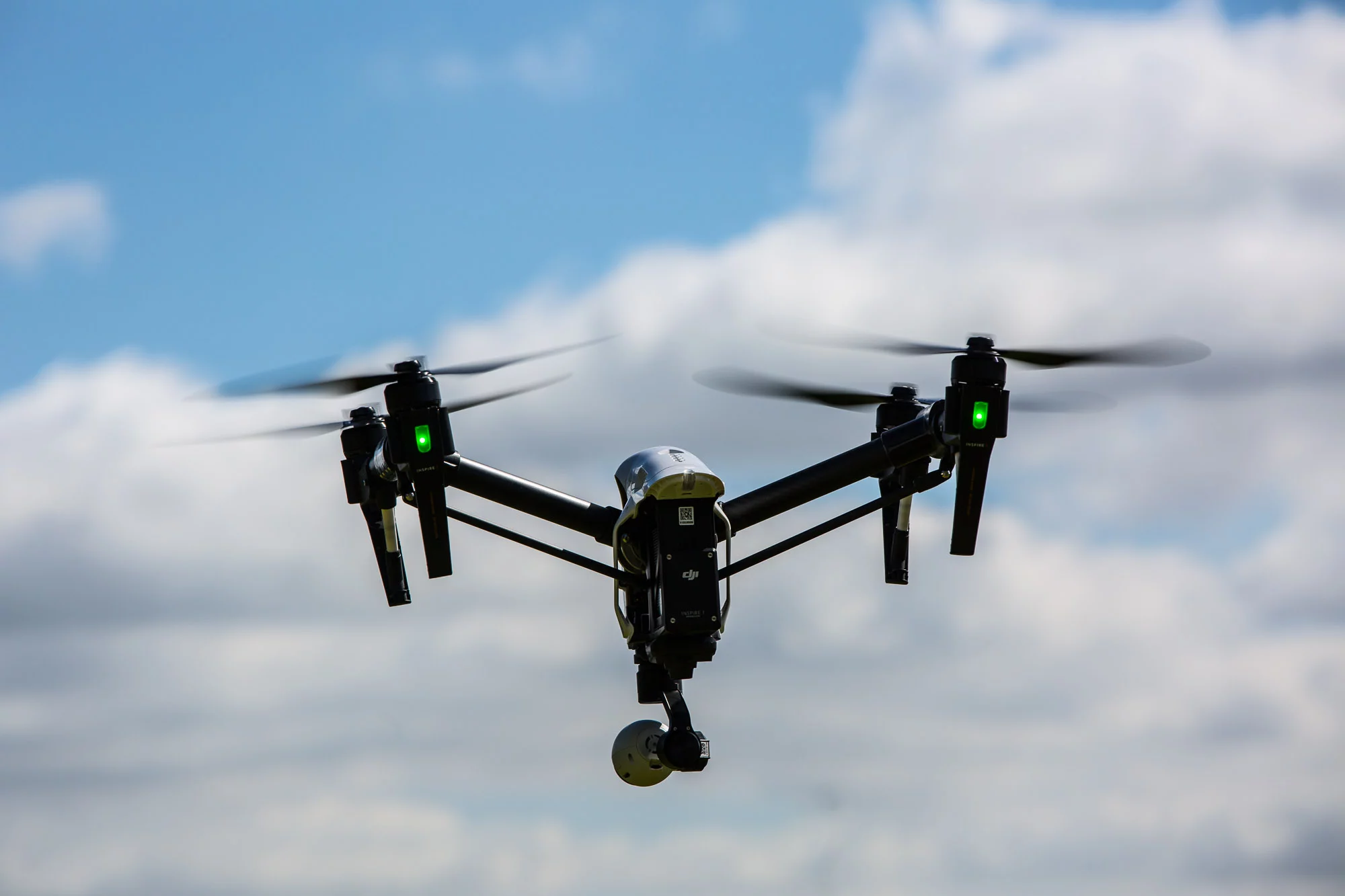 DJI Inspire 1: 'landing gear' lifts out of the way to provide clean views for the camera (Photo: Noel McKeegan/Gizmag.com)