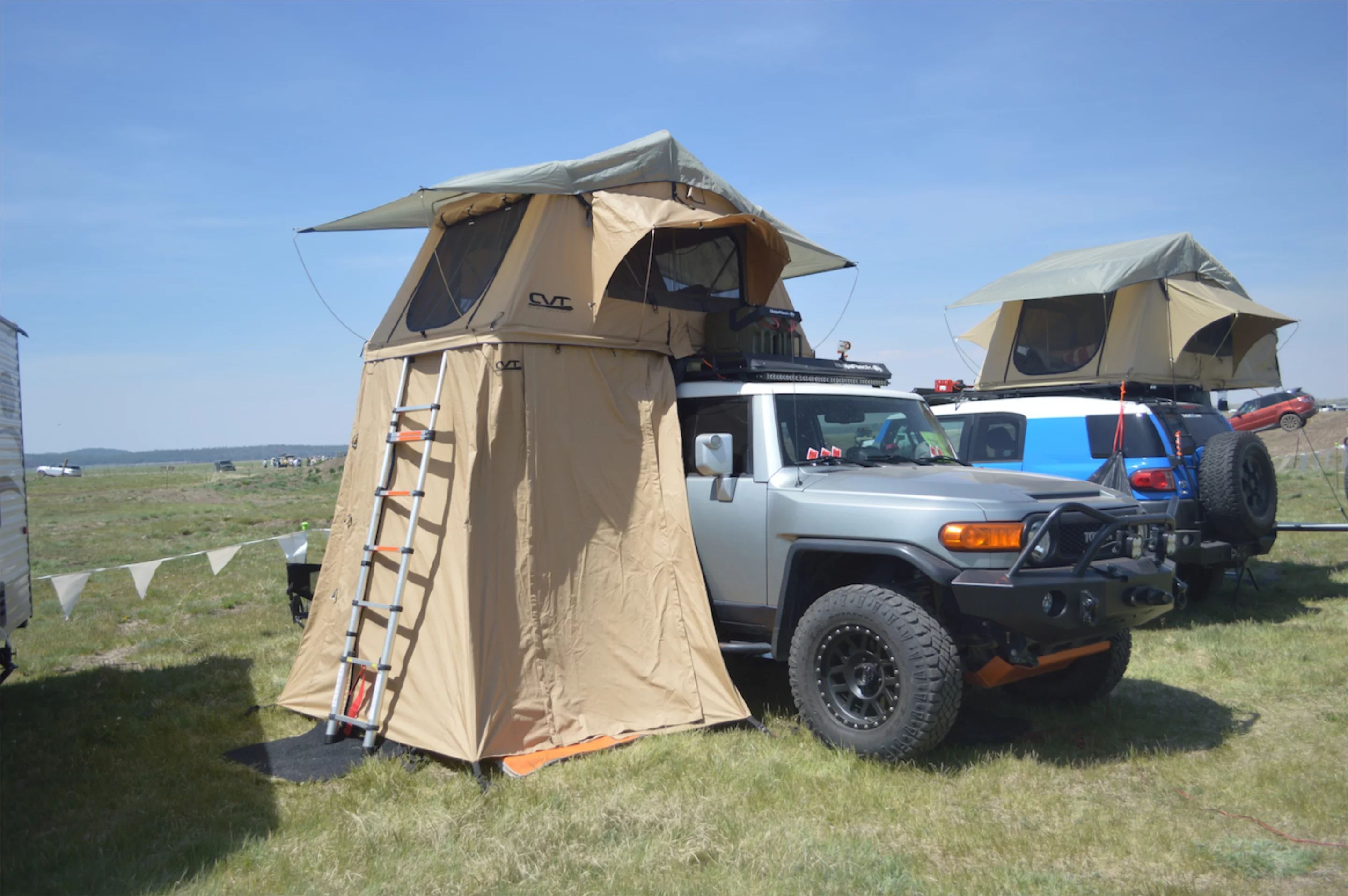 Toyota FJ Cruiser roof-camping set-up