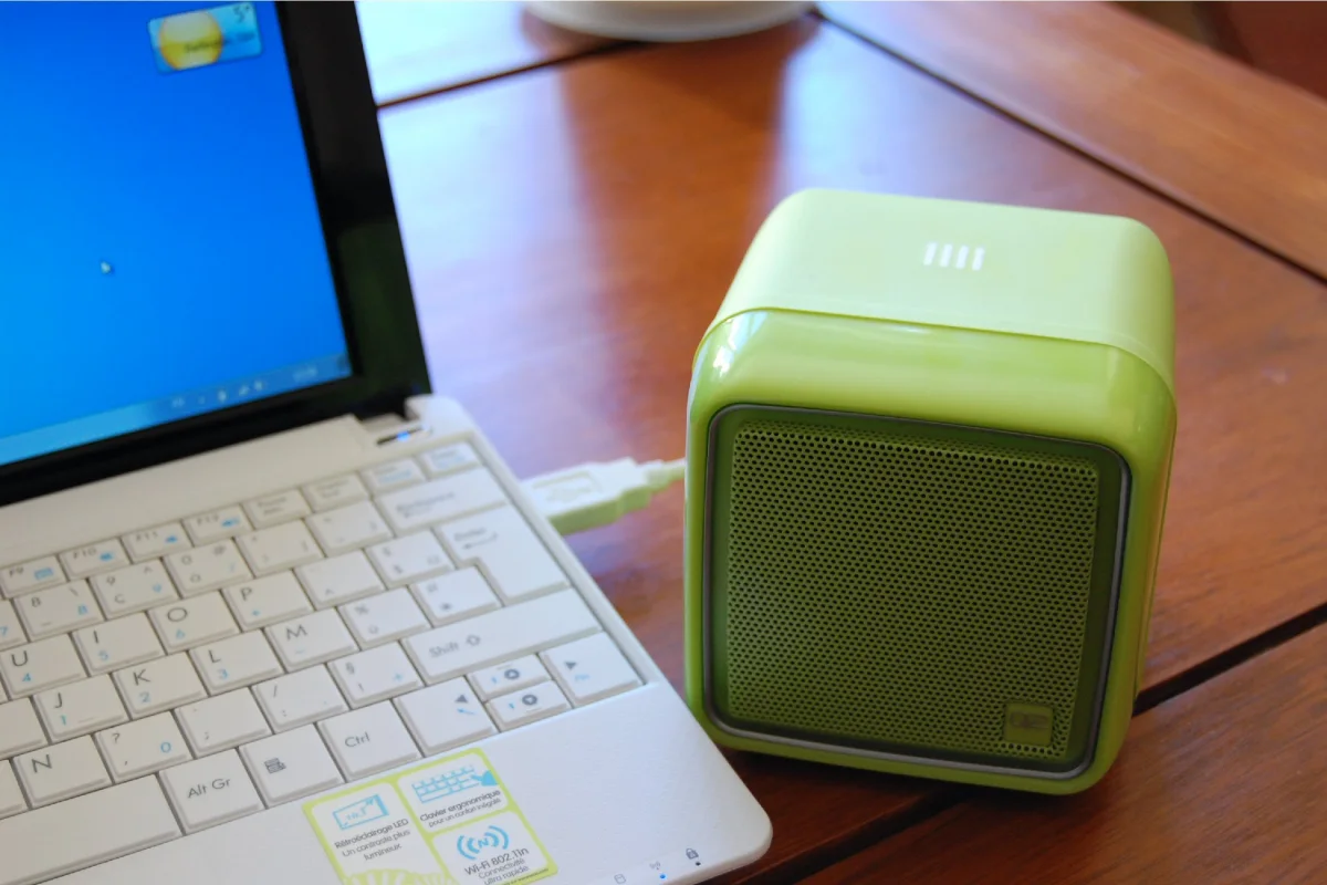 Internet radio stations are assigned to the cube's sides via software that's downloaded from the manufacturer's website