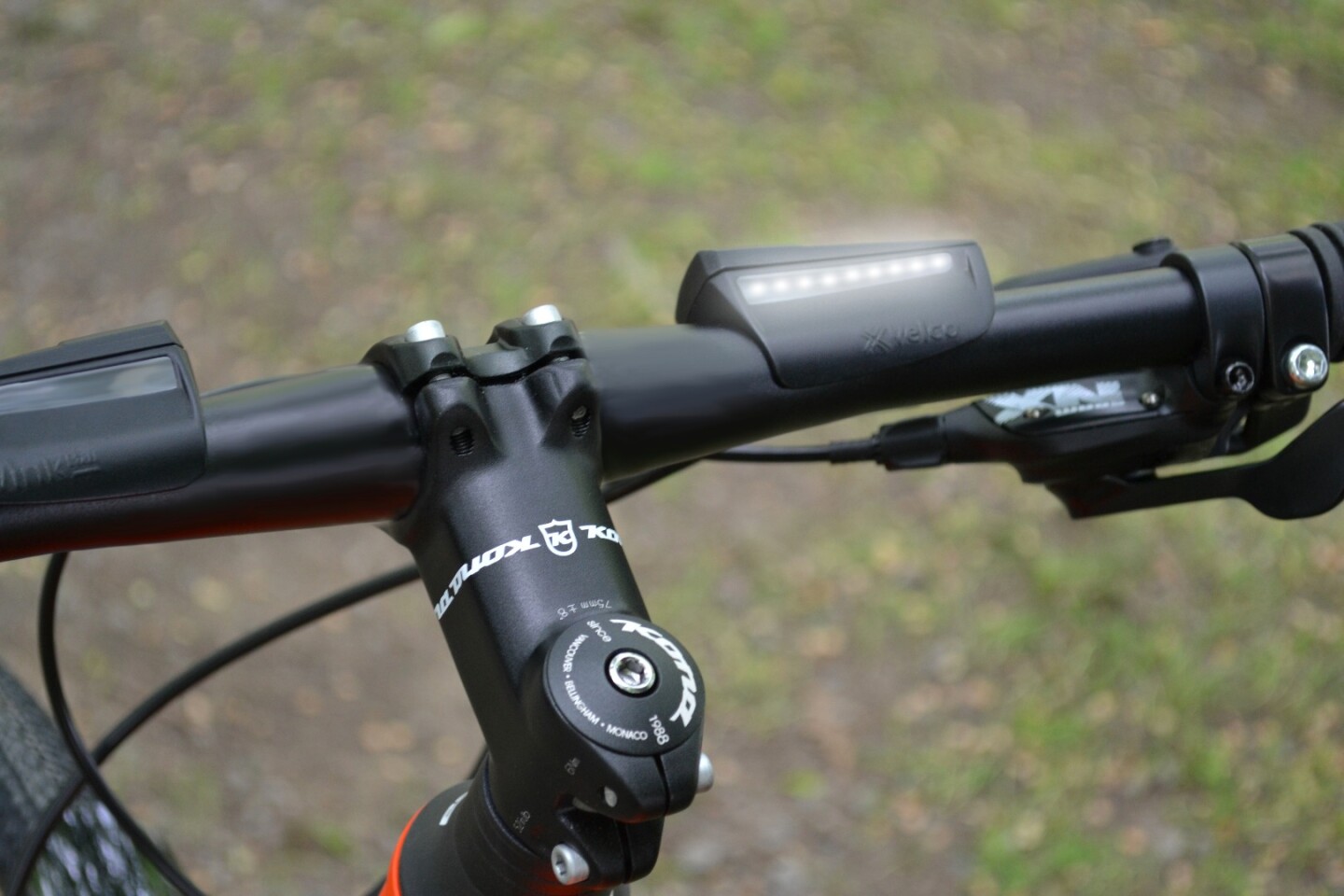 As you ride, rows of rider-facing LEDs on either side of the bars will flash to indicate upcoming left or right turns, or just to confirm that you should keep going straight