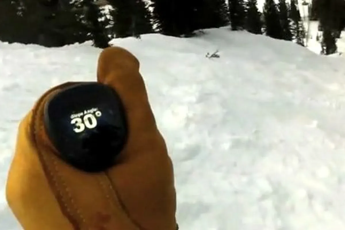 Neva ski poles contain a microprocessor and OLED screen, allowing skiers to do things such as receiving phone calls while on the slopes