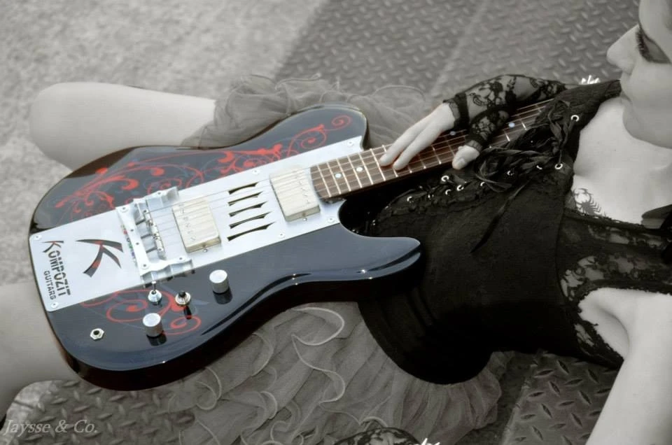 The Kompozit Ba'Rock guitar features a proprietary custom bridge, a 3-way pickup selector, a pickup split switch, and volume and tone knobs