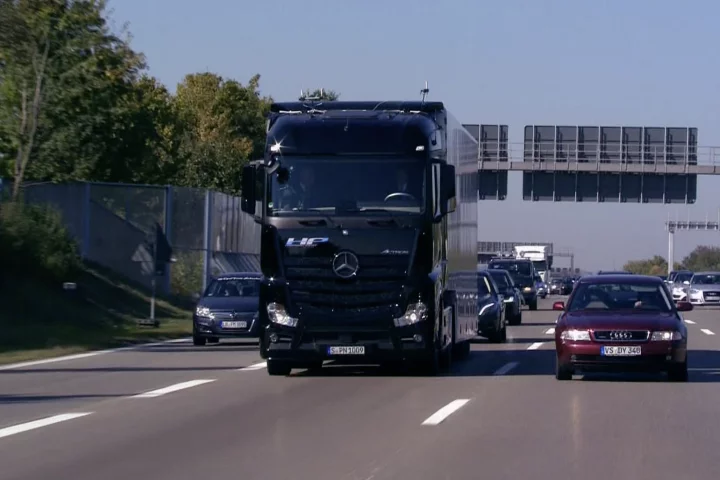 Onboard the modified Mercedes-Benz Actros was Daimler executive Dr Wolfgang Bernhard and Winfried Kretschmann, Minister-President of the state of Baden-Württemberg