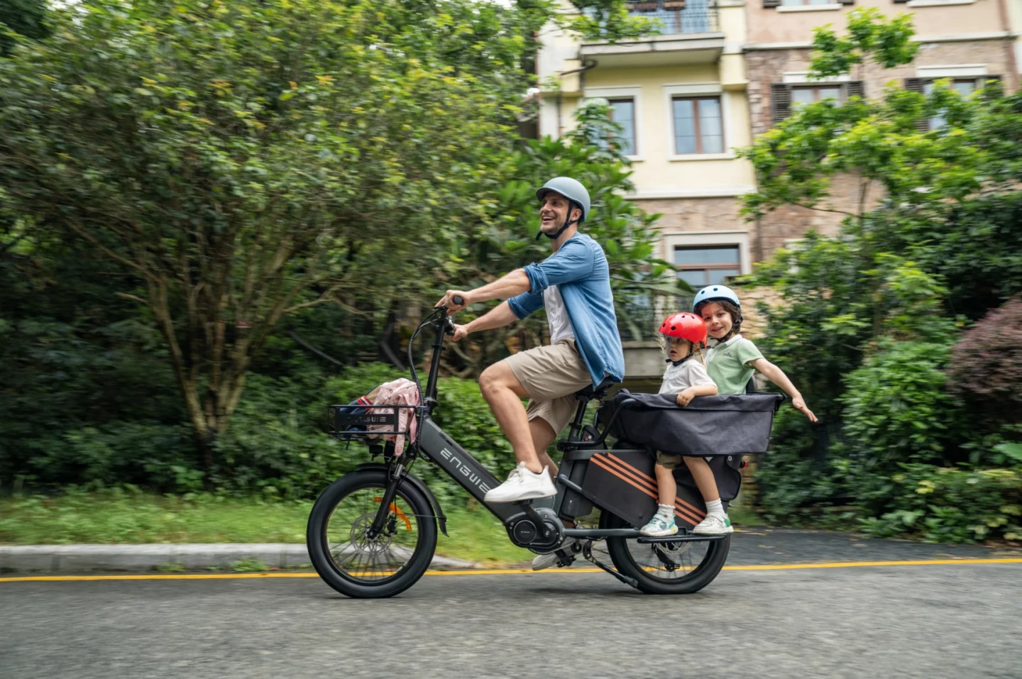 The LE20 cargo ebike is powered by a 1,300-watt (peak) rear-hub motor in the US, or a 100-Nm mid-drive in Europe