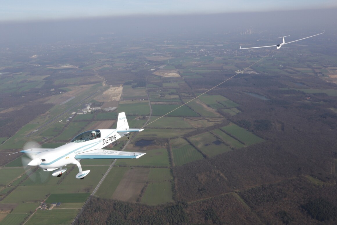 Recordsetting electric plane tows glider up into the sky in seconds