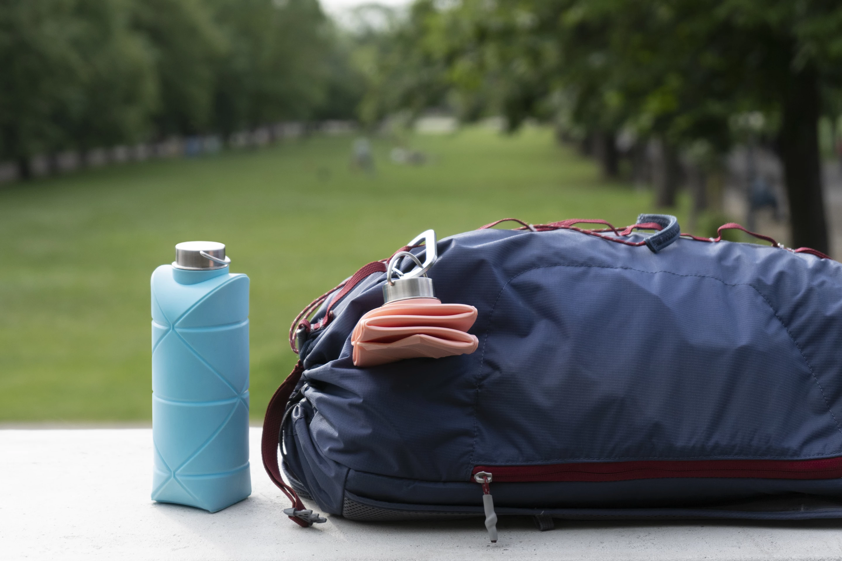 With its metal loop, the Origami Bottle easily attaches to bags, backpacks, belt loops and more