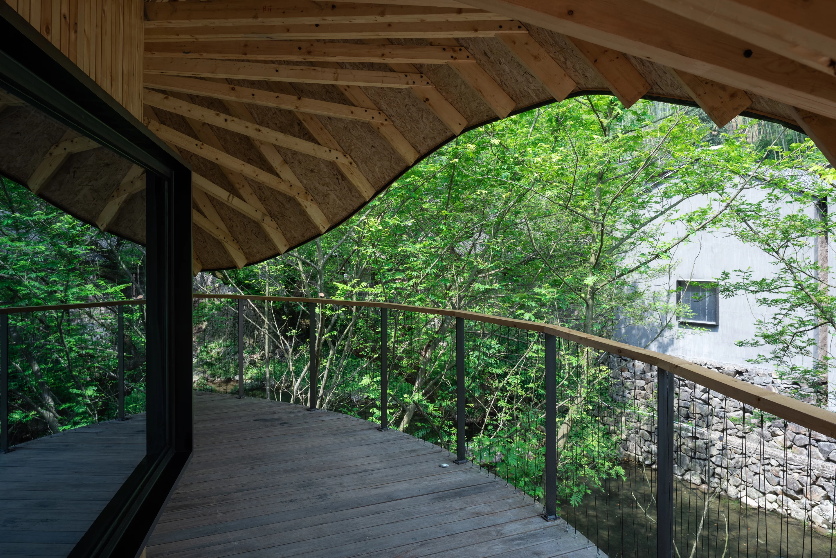 The Treewow Villa O's overhanging eaves provide a sheltered space on the villa's terrace