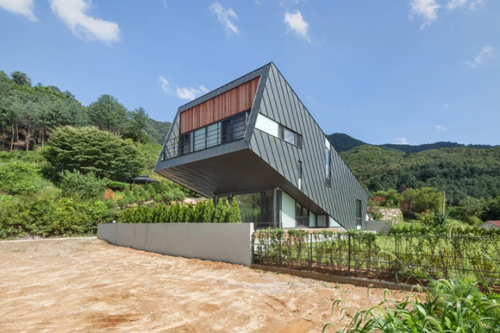 The Leaning House, by South Korean architecture firm Praud (Photo: Kyungsub Shin)