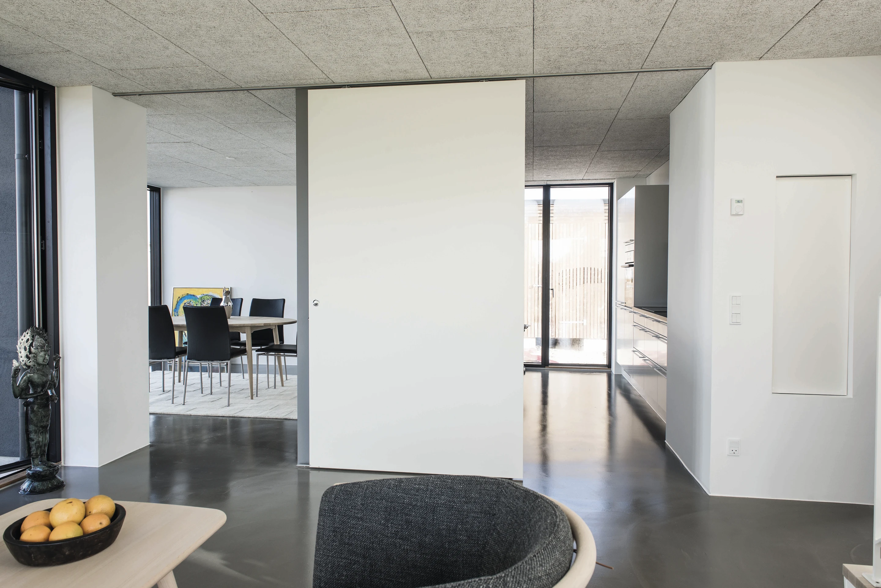 Sliding partitions make flexible interiors (Photo: Jesper Ray/Realdania Byg)