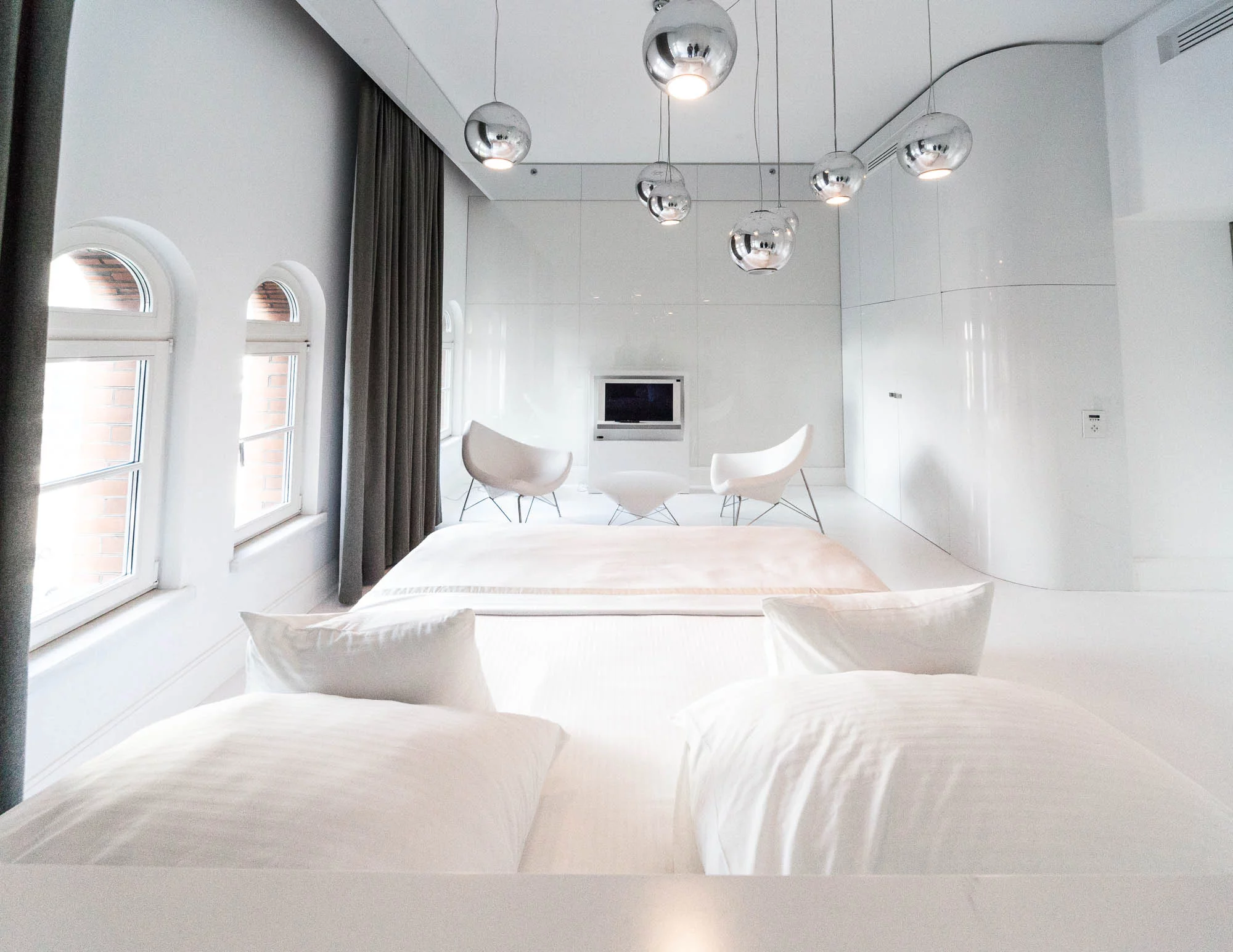 Blow Up Hall: white room interior (Photo: Loz Blain/gizmag.com)