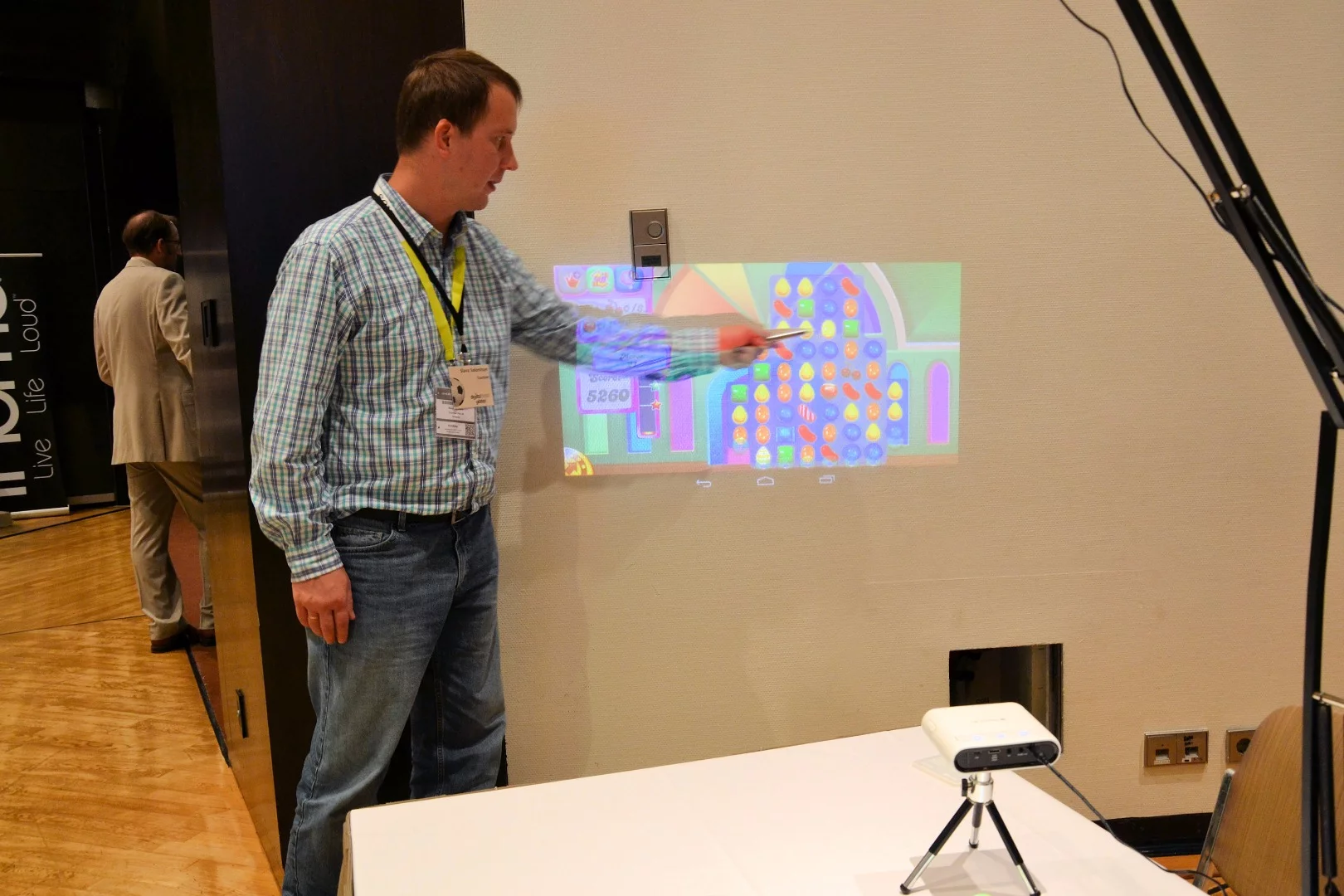 Gizmag got a chance to see the pre-release prototype in action at IFA 2014, engaging the company's Slava Solonitsyn in a quick fruity game on a nearby wall