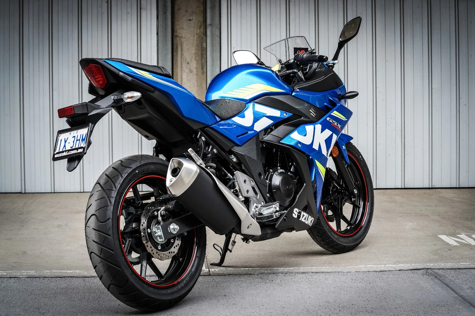 Suzuki GSX250R: upswept exhaust looks and sounds fine, but could certainly be improved