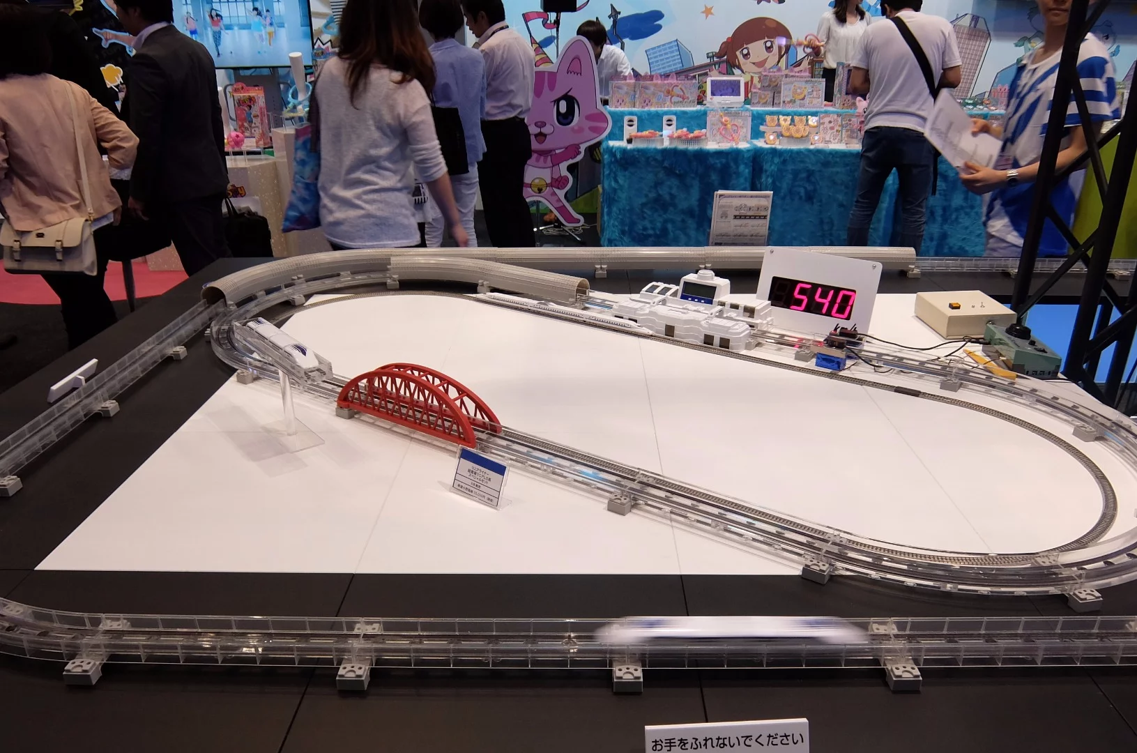 Here is the complete set you will get for your ¥38.000 – it includes six straight rails, eight curved rails, two half rails, one station and AC adapter, one bridge and one straight tunnel and one curved tunnel