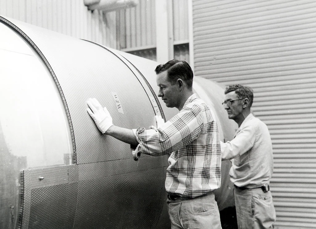 Installing insulation on a liquid oxygen tank