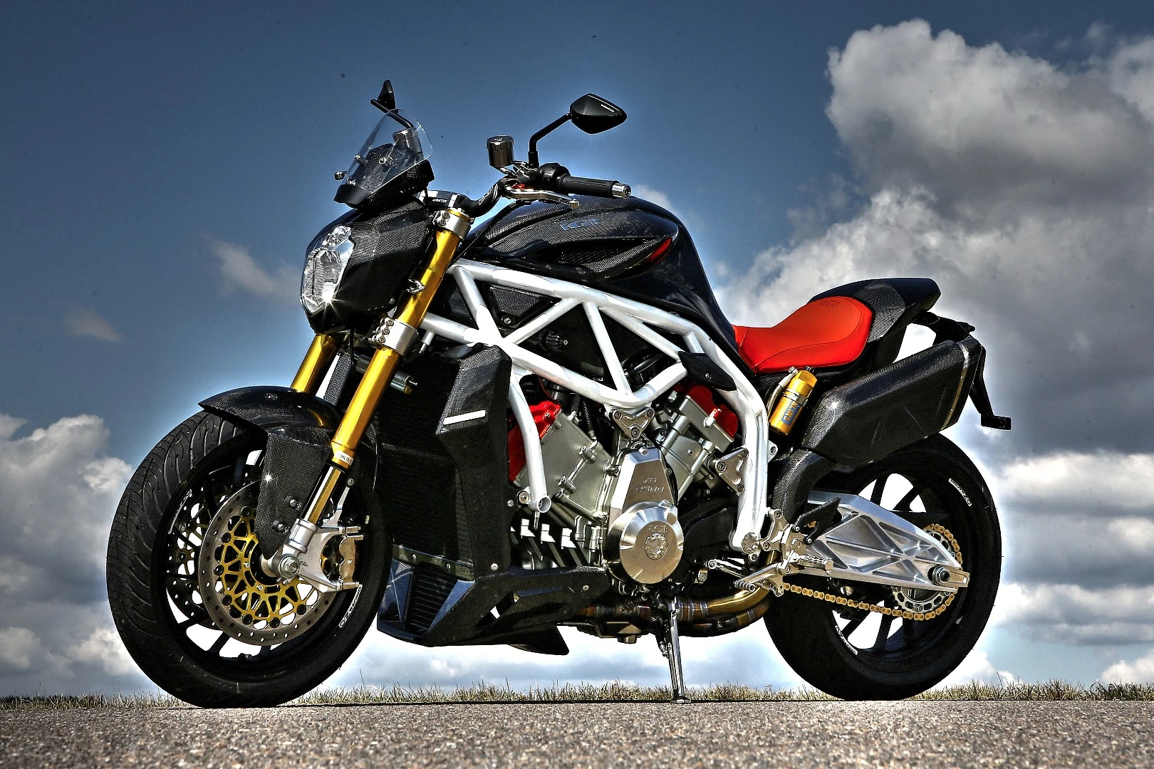 FGR Midalu: low seat and high tank reminds you what lies beneath