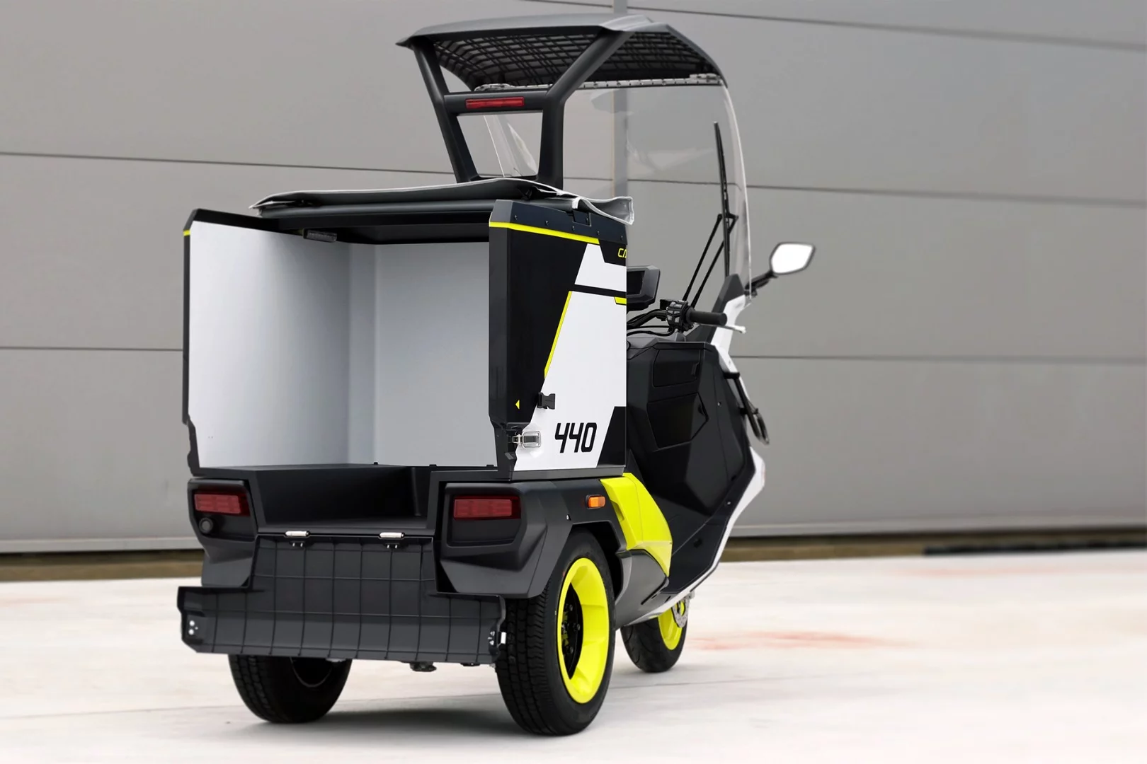 The Rapide 3 can carry a maximum payload of 200 kg (440 lb) or 440 liter (16 cu ft) capacity