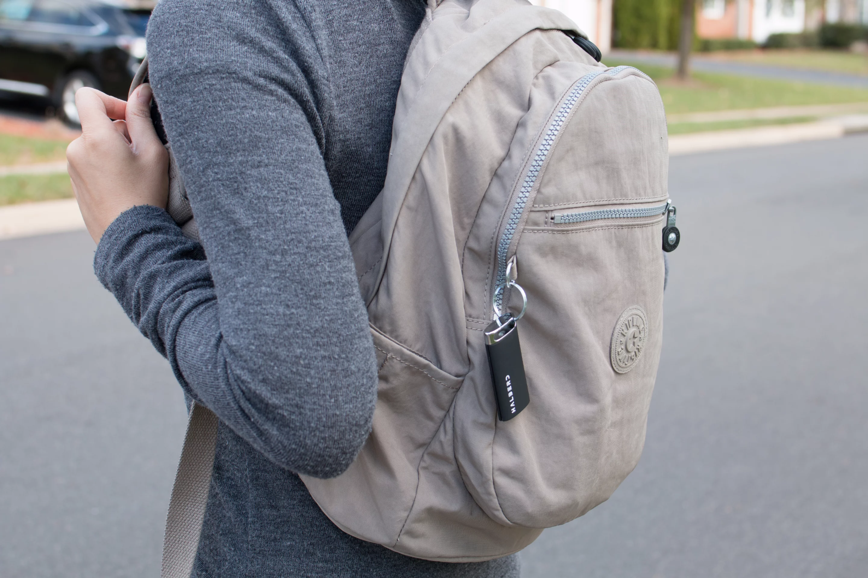 The loop ring at the top of the Halberd can be used to attache the smart key to a backpack