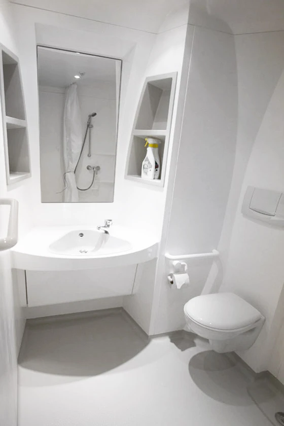 Sitting at the entrance of the airport, the Jumbo Hostel features several categories of rooms (Photo: Lioba Schneider)