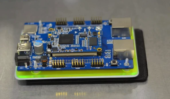 AdTrap is powered by an Atmel ARM CPU and features 128 MB RAM