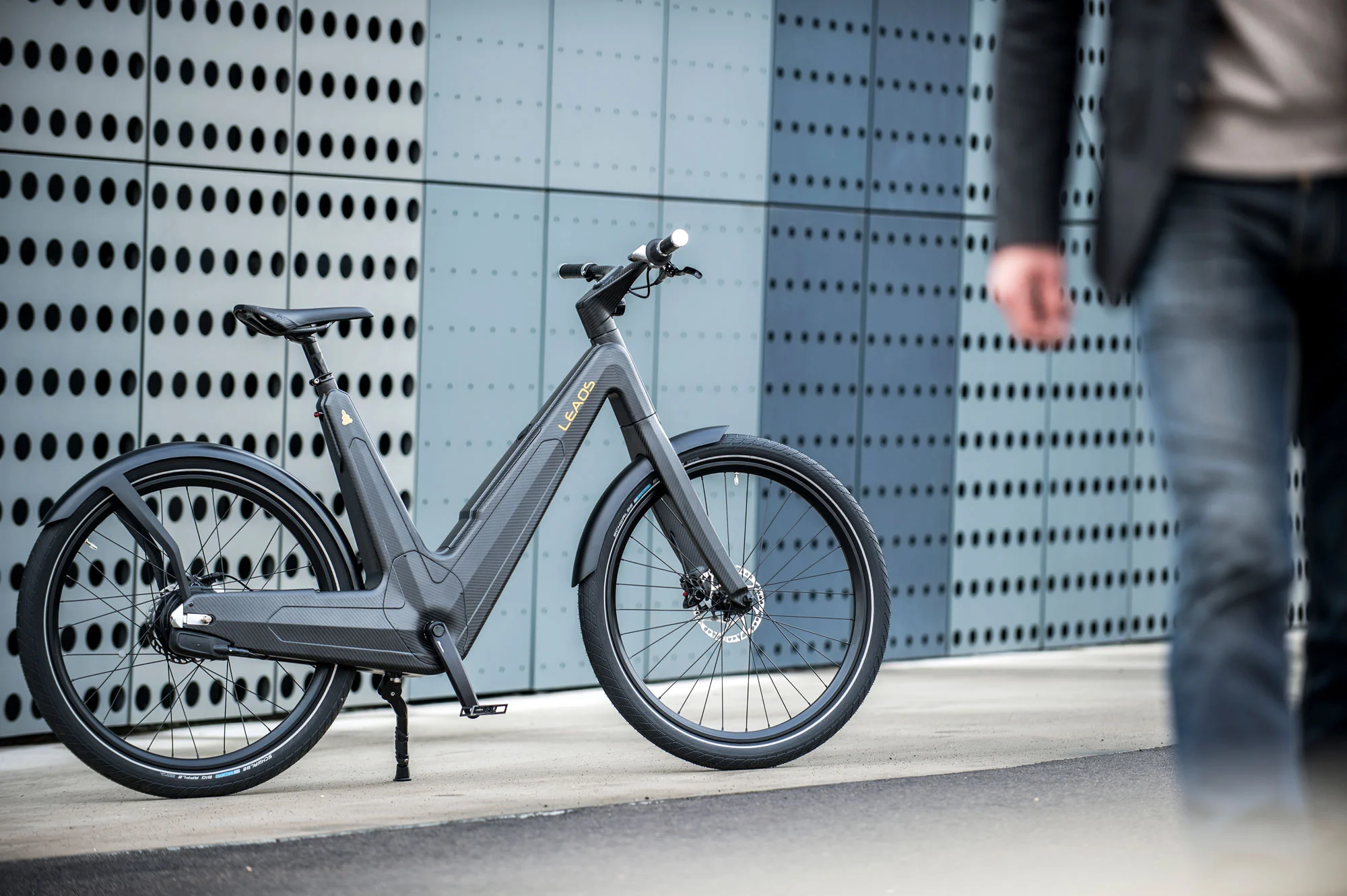 An MPF 36-volt mid-motor with 10 levels of pedal assist delivers up to 50 Nm of torque